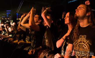 IMG_1431-Publikum_bei_Hammerfall.jpg