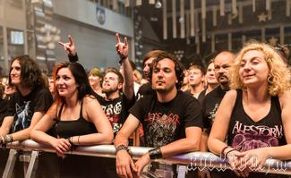 IMG_5630-Crazy_Fangirls_bei_Varg.jpg