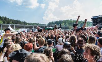 IMG_7009-Crowdsurfer_bei_Alestorm.jpg