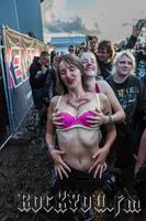 IMG_4480-Girls_having_fun_during_Steel_Panther.jpg