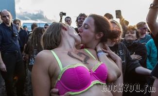 IMG_4487-Girls_having_fun_during_Steel_Panther.jpg