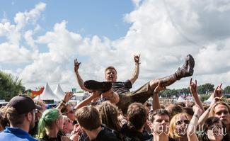 IMG_3485-Crowdsurfing.._nur_echt_mit_Matsch.jpg