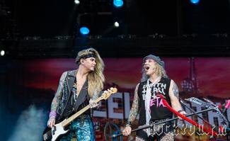 IMG_2500-Steel_Panther.jpg